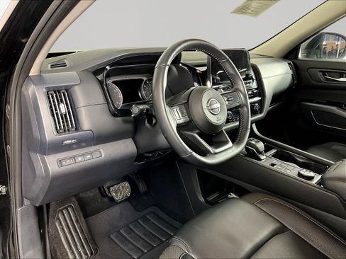 Used 2025 Nissan Pathfinder SL AWD/4WD image 16
