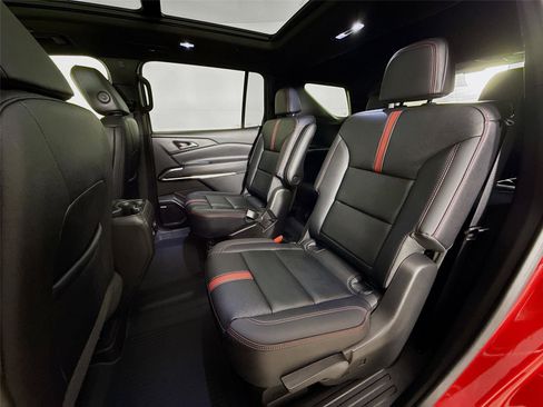 Used 2025 Chevrolet Traverse RS image 26