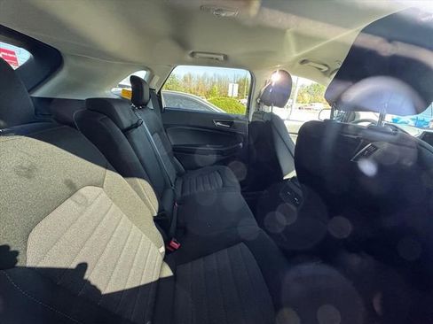 Used 2024 Ford Edge SE w/ Black Appearance Package image 4