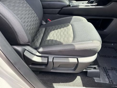 Used 2025 Nissan Pathfinder SV FWD image 12
