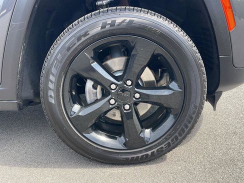 Used 2025 Jeep Grand Cherokee Altitude image 9