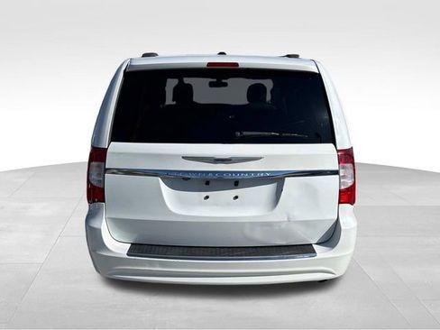 Used 2015 Chrysler Town & Country Touring image 8