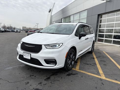 Used 2024 Chrysler Pacifica Touring-L w/ Road Tripper Package image 3