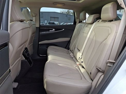 Used 2022 Lincoln Nautilus Reserve image 10