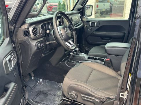 Used 2018 Jeep Wrangler Unlimited Sahara w/ Dual Top Group AWD/4WD image 12