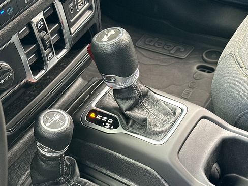 Used 2024 Jeep Wrangler Unlimited w/ Convenience Group AWD/4WD image 19