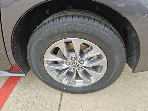 Used 2025 Toyota Sienna LE image 25