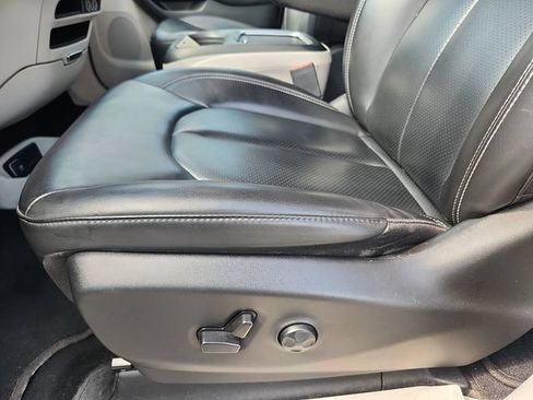Used 2023 Chrysler Pacifica Touring-L FWD image 22