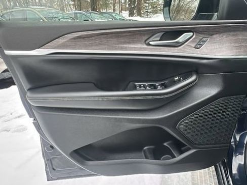 Used 2023 Jeep Grand Cherokee Limited image 28