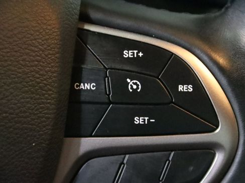 Used 2019 Jeep Grand Cherokee Altitude AWD/4WD image 14