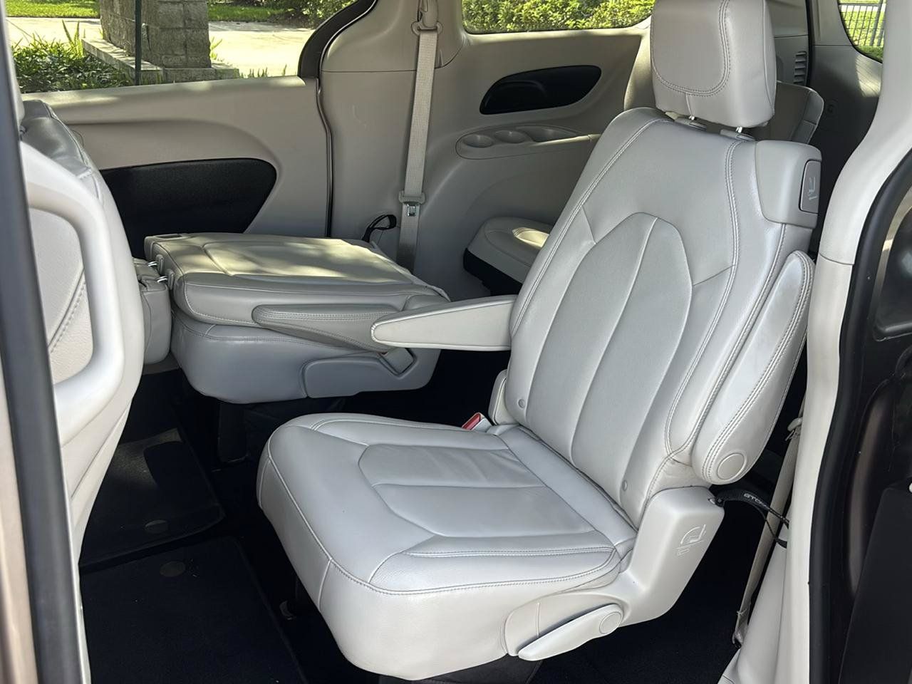 Used 2017 Chrysler Pacifica Touring-L w/ Tire & Wheel Group FWD image 30