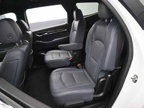 Used 2024 Buick Enclave Premium image 34