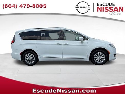 Used 2019 Chrysler Pacifica Touring-L FWD image 2