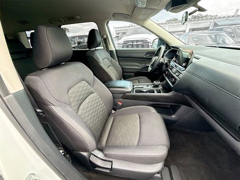 Used 2024 Nissan Pathfinder S image 33