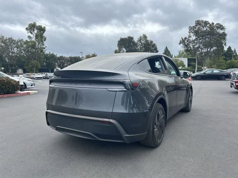 Used 2026 Tesla Model Y 2WD image 3