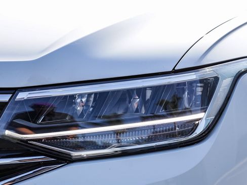 Used 2024 Volkswagen Tiguan SE AWD/4WD image 3
