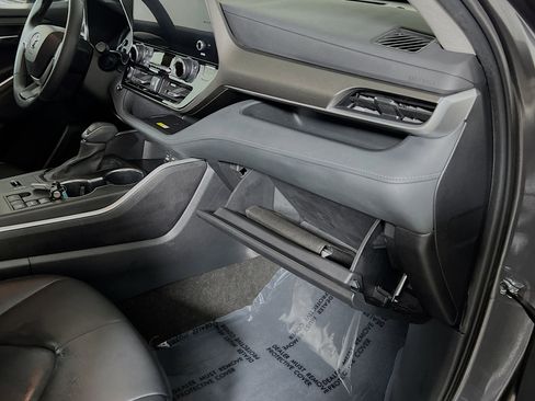 Used 2023 Toyota Highlander XLE image 35