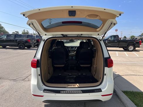 Used 2017 Kia Sedona LX w/ LX Essentials Premium Package FWD image 15
