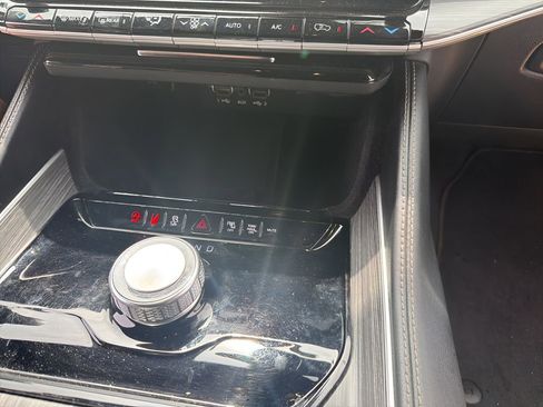 Used 2024 Jeep Wagoneer L Series II RWD image 10