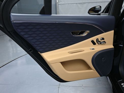 Used 2025 Bentley Flying Spur Plug-In Hybrid image 27