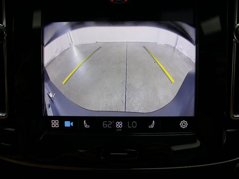 Used 2025 Volvo XC40 B5 Plus image 33