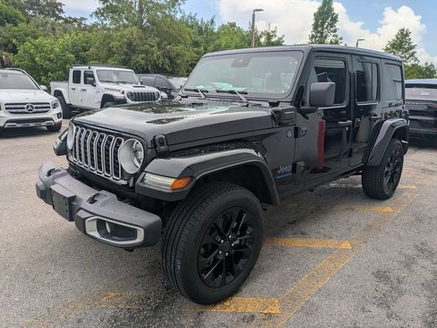 Used 2025 Jeep Wrangler Unlimited Sahara w/ Safety Group AWD/4WD image 10
