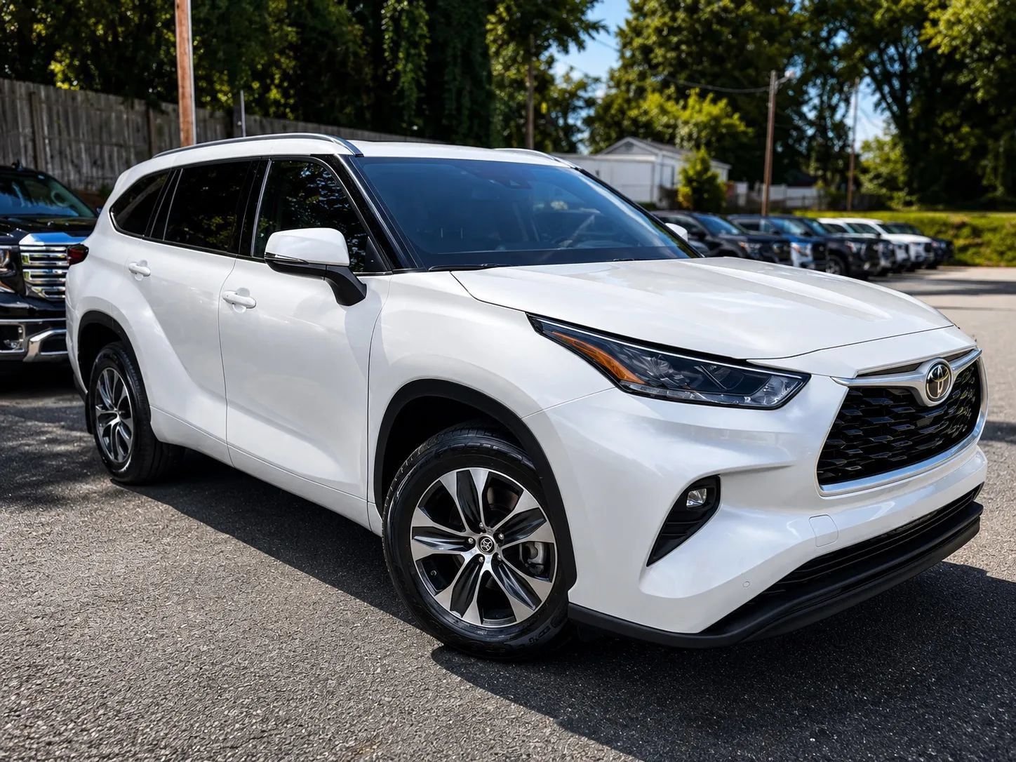 Used 2022 Toyota Highlander XLE FWD image 1