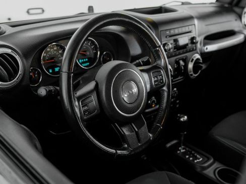Used 2018 Jeep Wrangler Unlimited Sahara AWD/4WD image 14