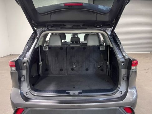 Used 2022 Toyota Highlander XLE image 14