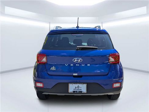 Certified 2025 Hyundai Venue SEL FWD image 4