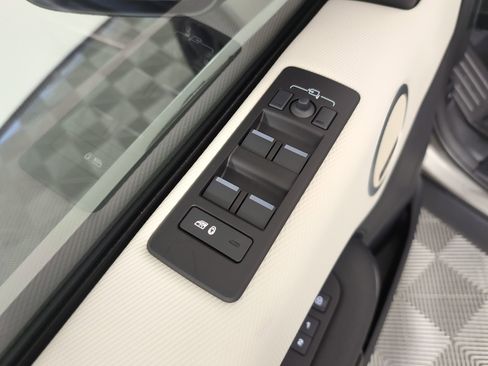 Used 2025 Land Rover Discovery Dynamic SE image 11