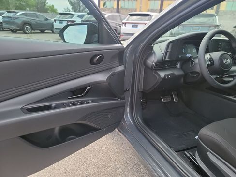 Used 2025 Hyundai Elantra Sport FWD image 10