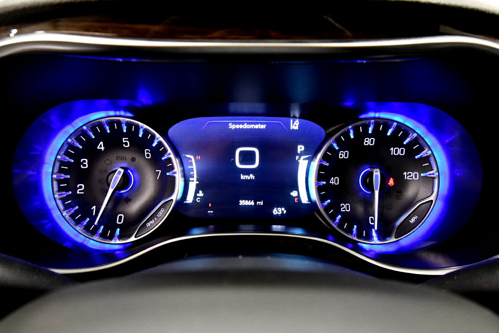 Used 2024 Chrysler Pacifica Limited FWD image 24