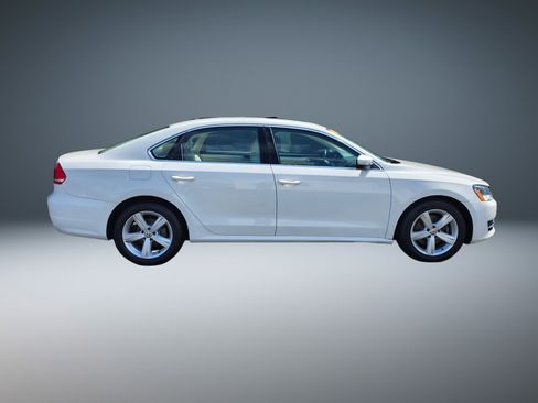 Used 2013 Volkswagen Passat 2.5 SE FWD image 2