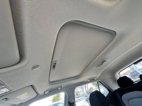 Used 2025 Hyundai Venue SEL FWD image 29