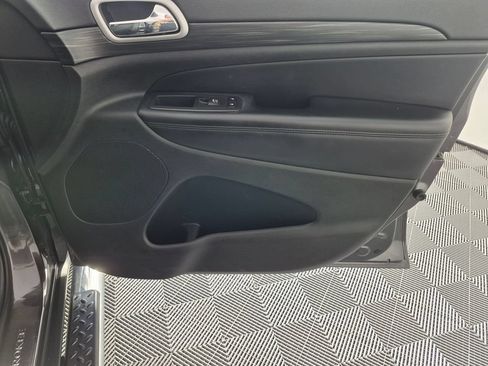 Used 2020 Jeep Grand Cherokee Laredo RWD image 32