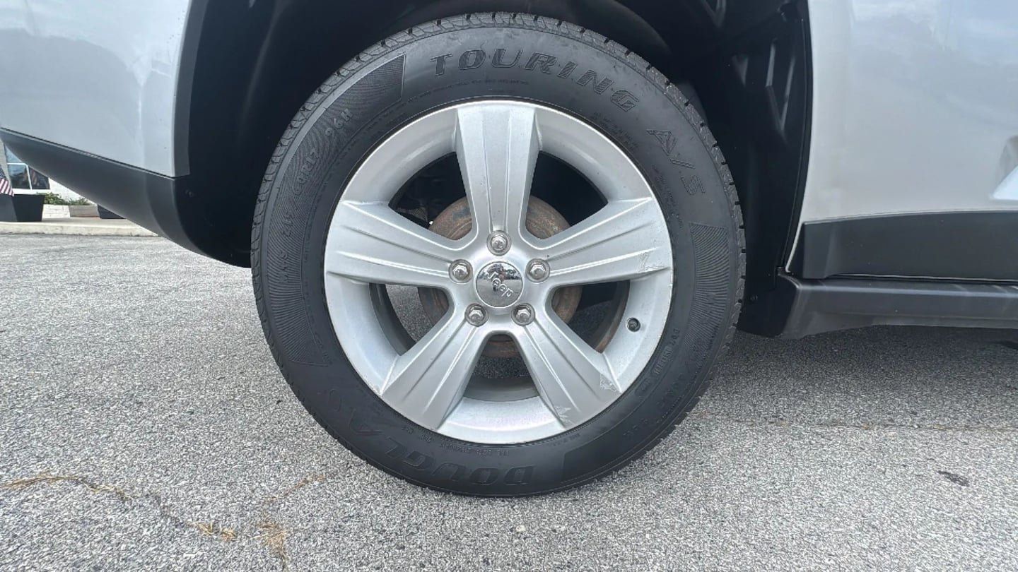 Used 2013 Jeep Compass Sport FWD image 29
