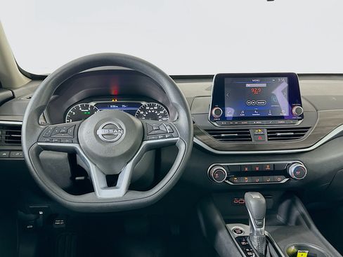 Used 2025 Nissan Altima 2.5 SV FWD image 18