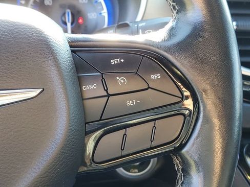 Used 2020 Chrysler Pacifica Touring-L AWD/4WD image 18