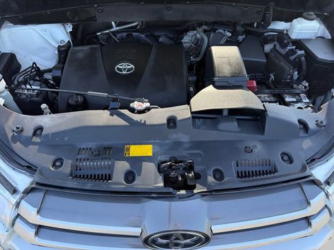Used 2019 Toyota Highlander XLE AWD/4WD image 13