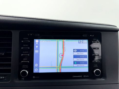 Used 2018 Toyota Sienna XLE w/ XLE Navigation Package FWD image 17