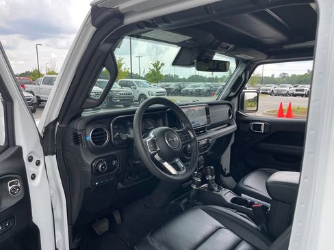 Used 2024 Jeep Wrangler High Altitude AWD/4WD image 40