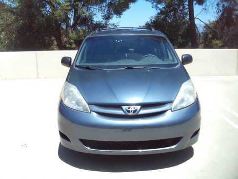 Used 2010 Toyota Sienna LE FWD image 3