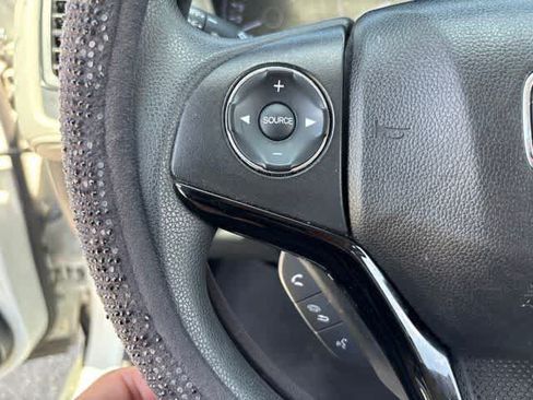 Used 2019 Honda HR-V LX image 11