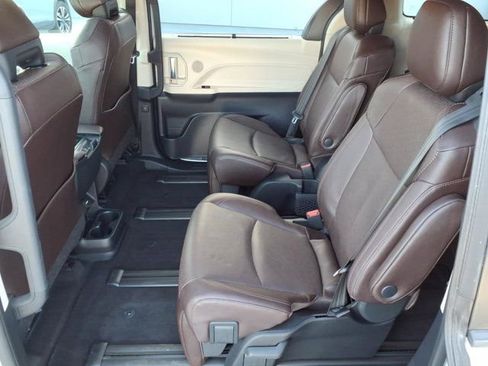 Used 2021 Toyota Sienna Platinum image 17