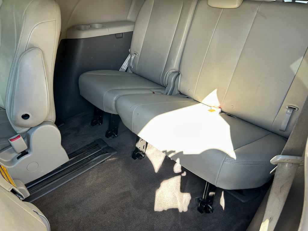 Used 2014 Toyota Sienna XLE FWD image 11