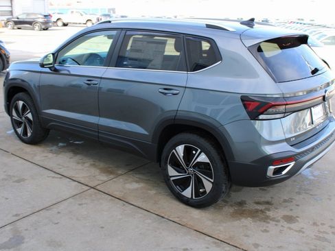 Certified 2025 Volkswagen Taos SE image 4