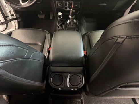 Used 2022 Jeep Wrangler Unlimited Sahara image 32