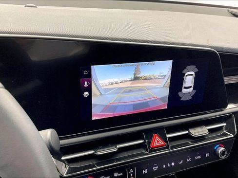 Used 2023 Kia Niro SX image 23