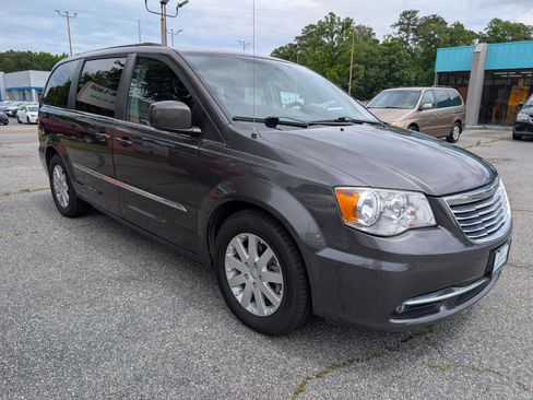 Used 2015 Chrysler Town & Country Touring FWD image 10